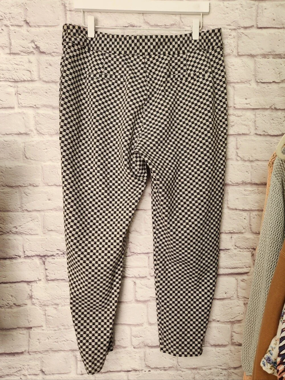Betabrand black white